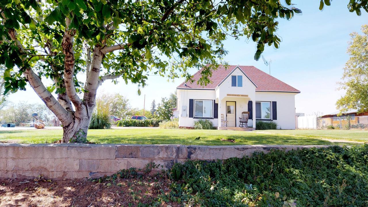 Hot Tub And Grandma'S Cottage, Charming And Nostalgic Бландинг Экстерьер фото