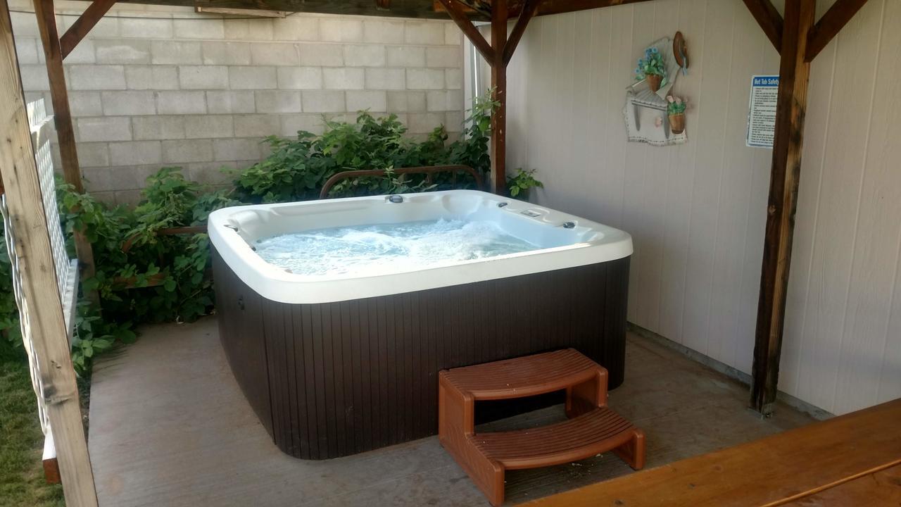 Hot Tub And Grandma'S Cottage, Charming And Nostalgic Бландинг Экстерьер фото